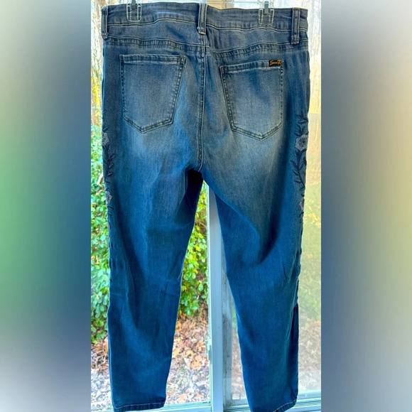Seven7 women’s 14 distressed & features floral embroidered designs both legs. - Picture 10 of 11